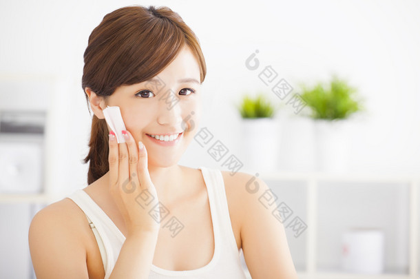 亚洲年轻美女清洗她的脸与棉花