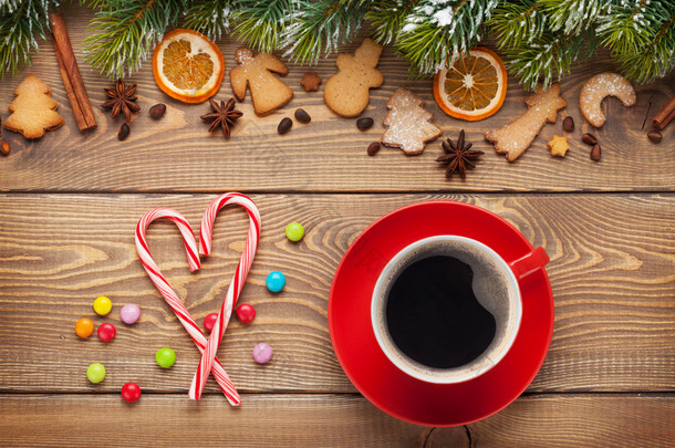 咖啡的杯和圣诞食物
