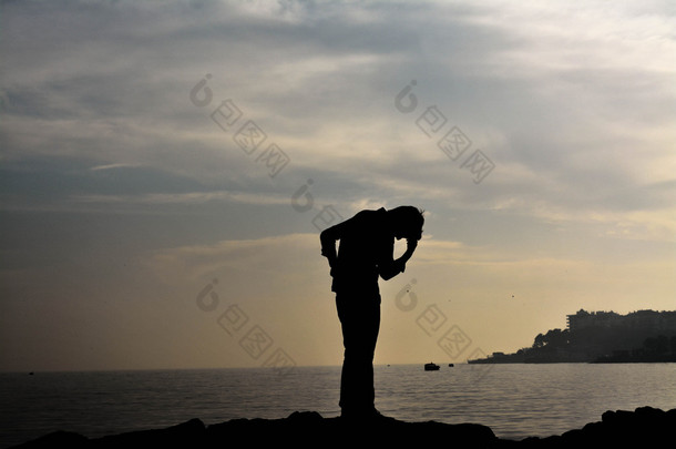 人对海背景剪影: 遗憾和悲伤
