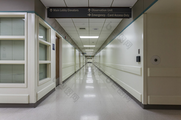 在现代医院的<strong>走廊</strong>.