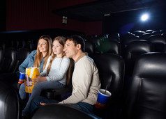 家人看电影在电影院剧院