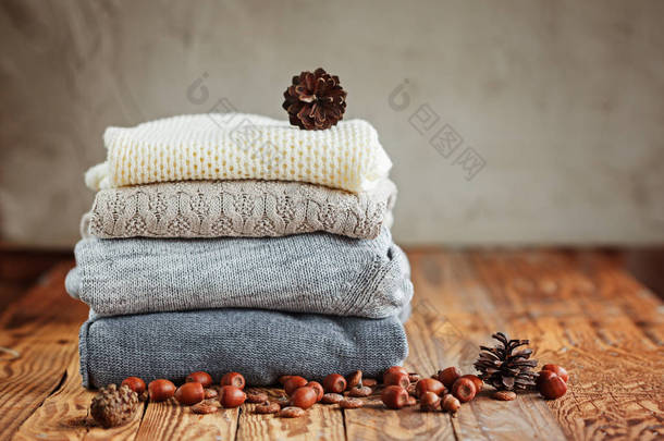 一叠编织的冬天衣服上木制背景、 毛衣、 文本的空间