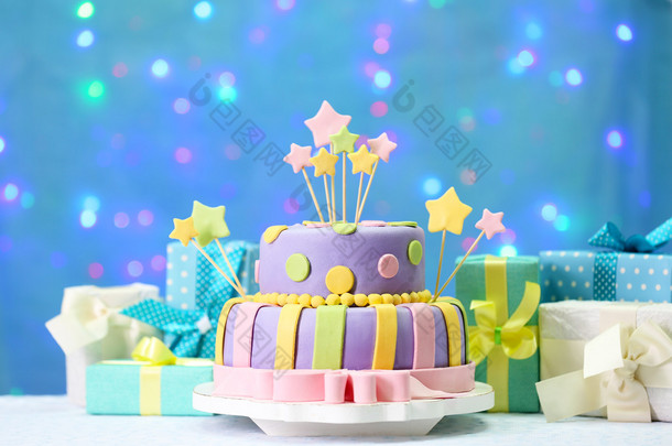 美味的生日蛋糕上闪亮的蓝色背景