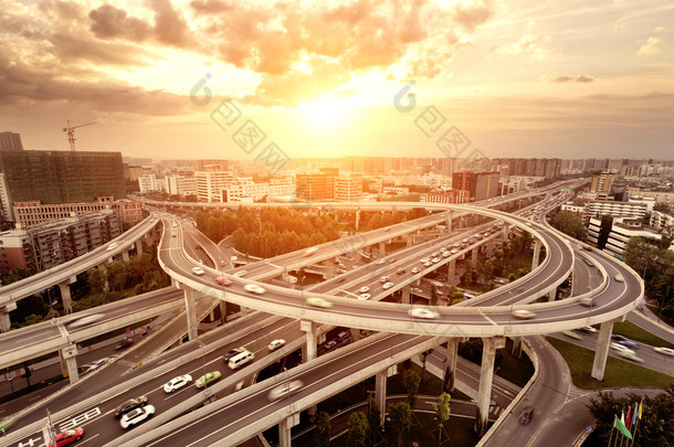 公路平面交叉口的天际线和交通创新