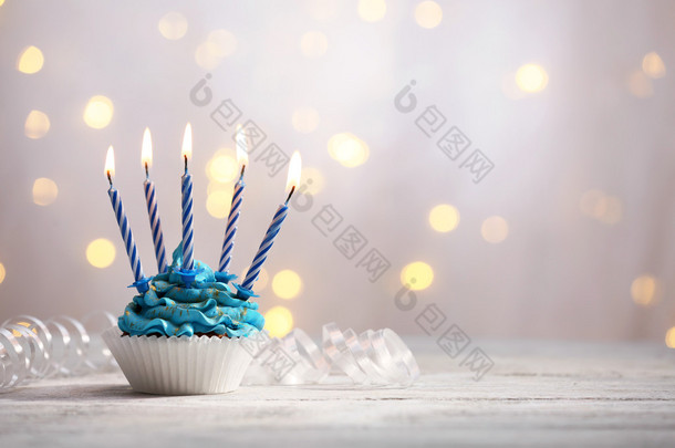 在明亮的背景上的桌上美味的生日蛋糕