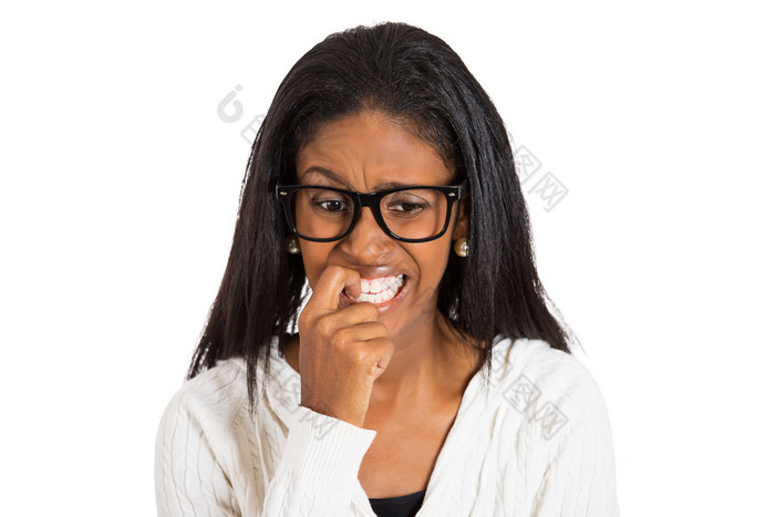 神经质的女人戴着眼镜咬指甲