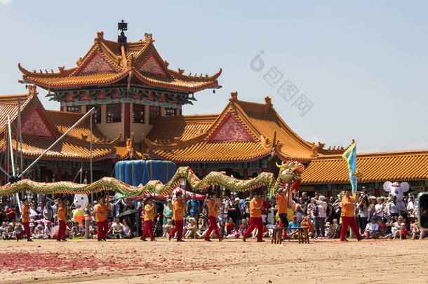 在南非中国南华寺旁边的中国新年游行。.