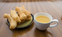 泰国炸的 doughstick 和茶木桌上的，早餐