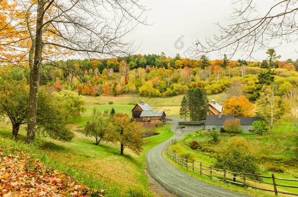 在多雨的秋天天乡村丘陵景观