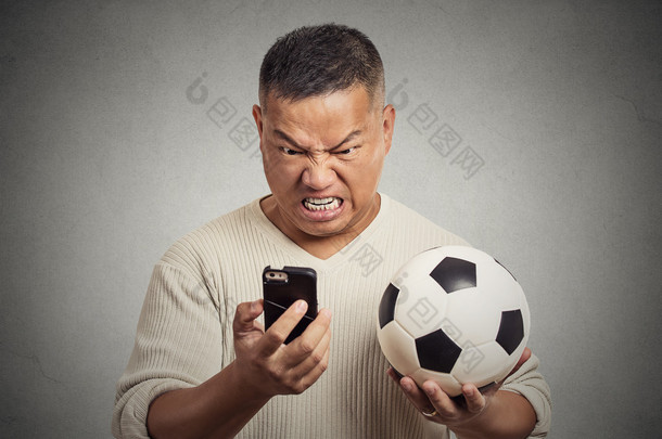 失意的人回首单元智能手机看游戏举行<strong>足球</strong> 