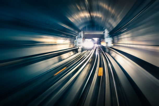 地铁隧道与模糊轻轨道与到达列车在相反的方向-<strong>现代</strong>地铁地下运输和连接速度的概念