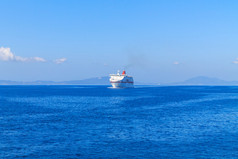 客运渡轮壮观的蓝色大海