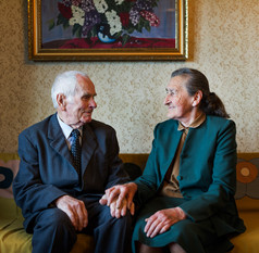 可爱的 80 余岁已婚夫妇合影画像在他们的房子。永远爱概念.