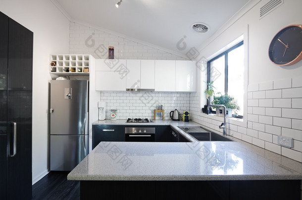 新的<strong>黑色</strong>和白色当代厨房与地铁瓷砖