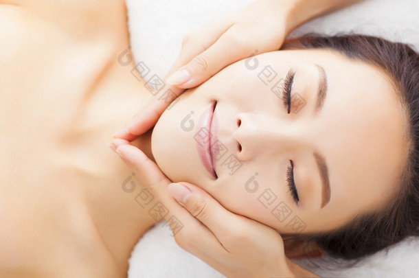 <strong>spa</strong> 美容的女人的脸的<strong>按摩</strong>