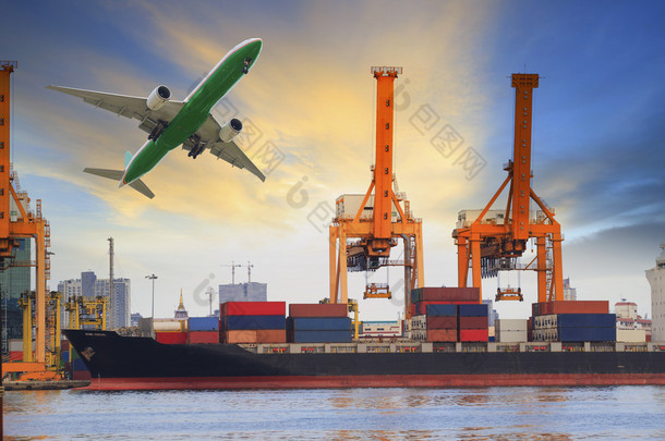 集装箱船装货港口和货运飞机飞行以上为水和空气的运输业