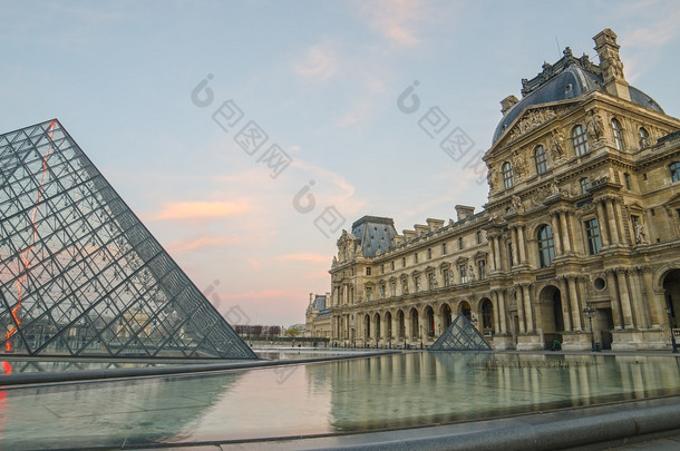 巴黎 (法国)。卢浮宫与金字塔
