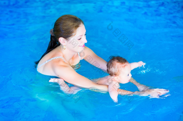 母亲和婴儿在游泳池里