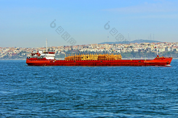 与木材在博斯普鲁斯海峡，伊斯坦布尔，土耳其船承运人
