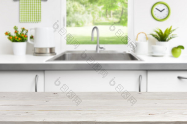 木桌上厨房水槽窗口背景