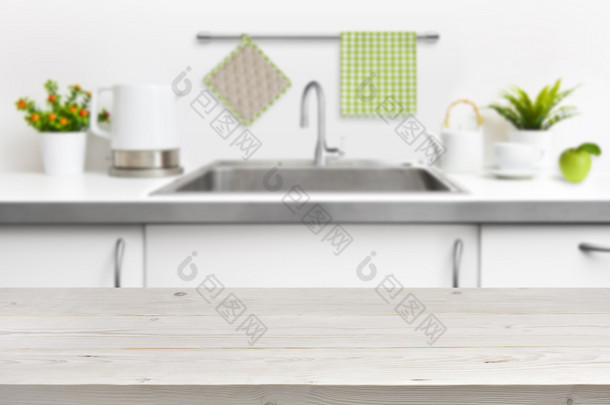 厨房水池内部背景上的木制桌子