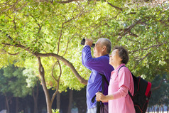 亚洲高级夫妇在假期愉快