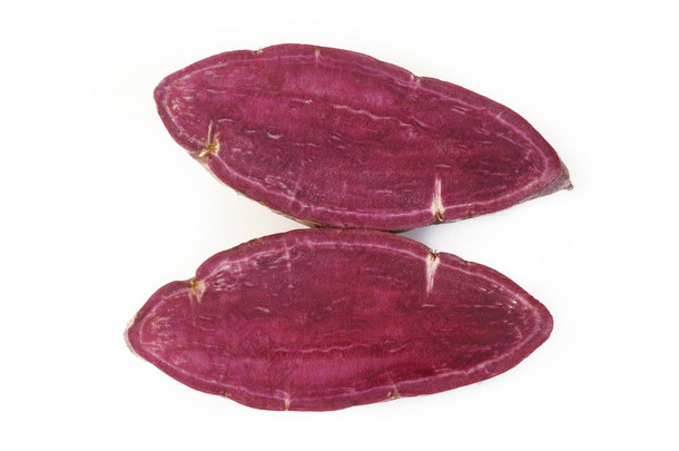 白色背景上的紫色红薯