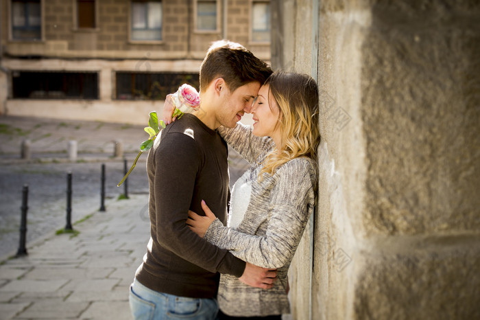 美丽的夫妇在爱在街头小巷庆祝情人节接吻