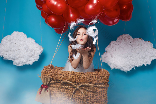小可爱的女孩，在红色的心形气球<strong>情人节</strong>飞