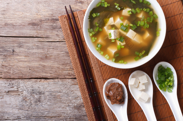 日本味噌汤和成分。顶视图的水平