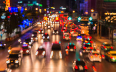 在城市道路上抽象模糊散景的晚上交通堵塞