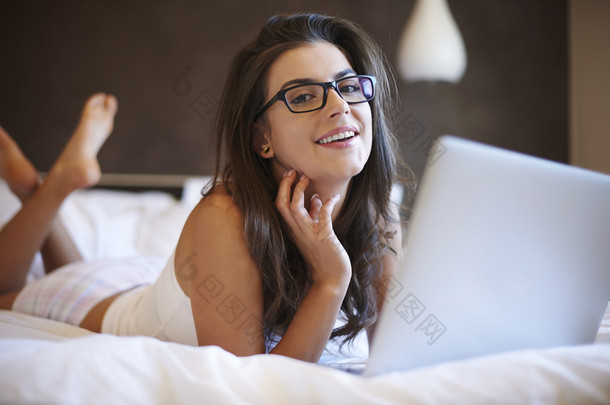笔记本电脑在床上的女人