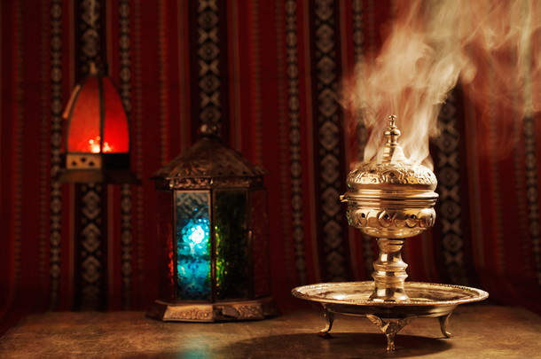 Bukhoor 通常在 mabkhara 在许多阿拉伯国家中燃烧