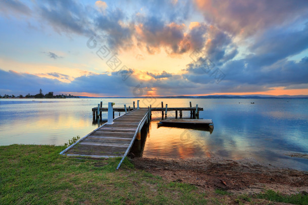 在贝尔蒙特，<strong>麦</strong>夸里湖，澳大利亚新南威尔士州的日落