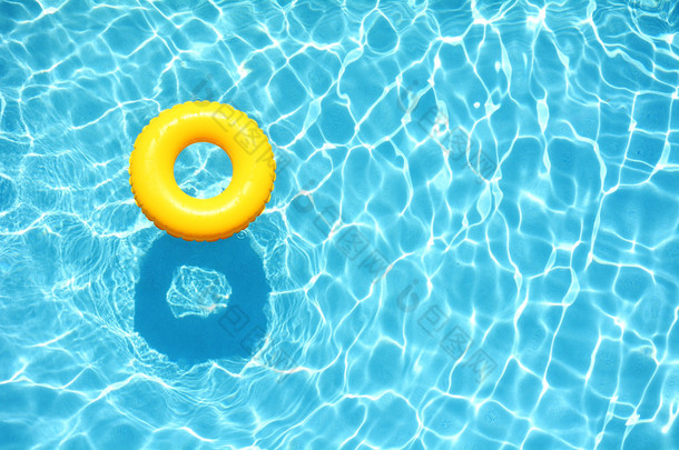 黄色游泳圈漂浮在游泳池里