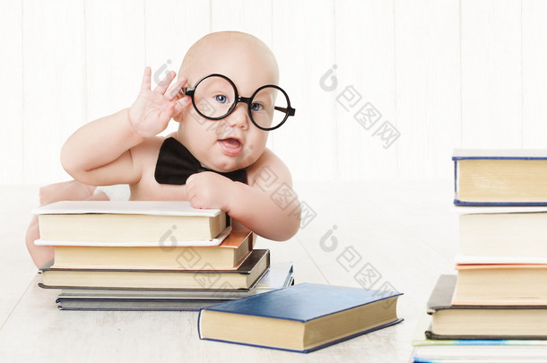婴儿的眼镜和书籍，孩子儿童早期教育和发展，聪明的孩子学龄前阅读概念，在白色的<strong>背景</strong>
