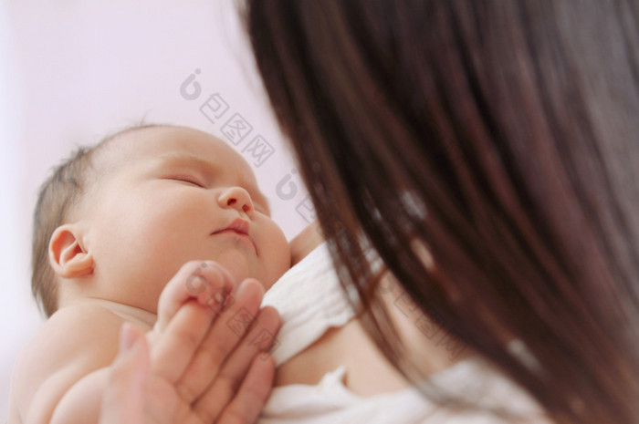 软的可爱刚出生的婴儿的母亲形象