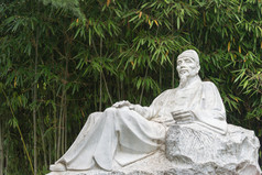 天水，中国-2014 年 10 月 7 日: 杜甫在南国修道院的雕像。在甘肃省天水市，中国著名的寺院.