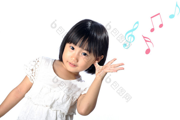 听音乐在自然中的小亚洲女孩