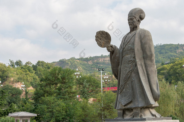 天水，中国-2014 年 10 月 6 日: 诸葛亮的雕像在天水，甘肃，中国的梁。诸葛亮的蜀国大臣，梁 (181-234) 是汉.