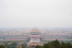 笼罩在污染从景山公园，北京的紫禁城的视图