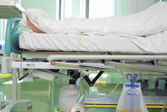 裹在毯子病人在医院的床上