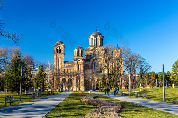 圣马克教堂从贝尔格莱德-塞尔维亚 Tasmajdan 公园的视图