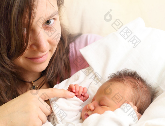 年轻的母亲和她刚出生的婴儿女孩