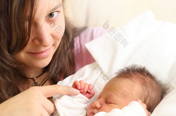年轻的母亲和她刚出生的婴儿女孩