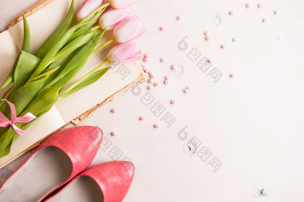 与妇女的鞋子，白色的木桌上的粉色郁金香。春天 c