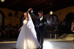 新郎和新娘跳舞