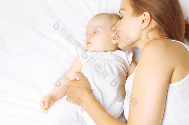 妈妈和<strong>宝宝</strong>在家里的床上睡觉