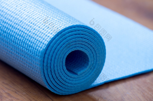 折叠蓝色<strong>瑜伽</strong>垫 