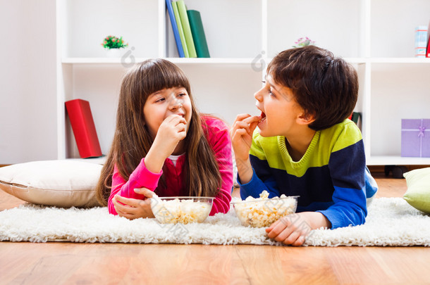 小女孩和小男孩喜欢吃爆米花